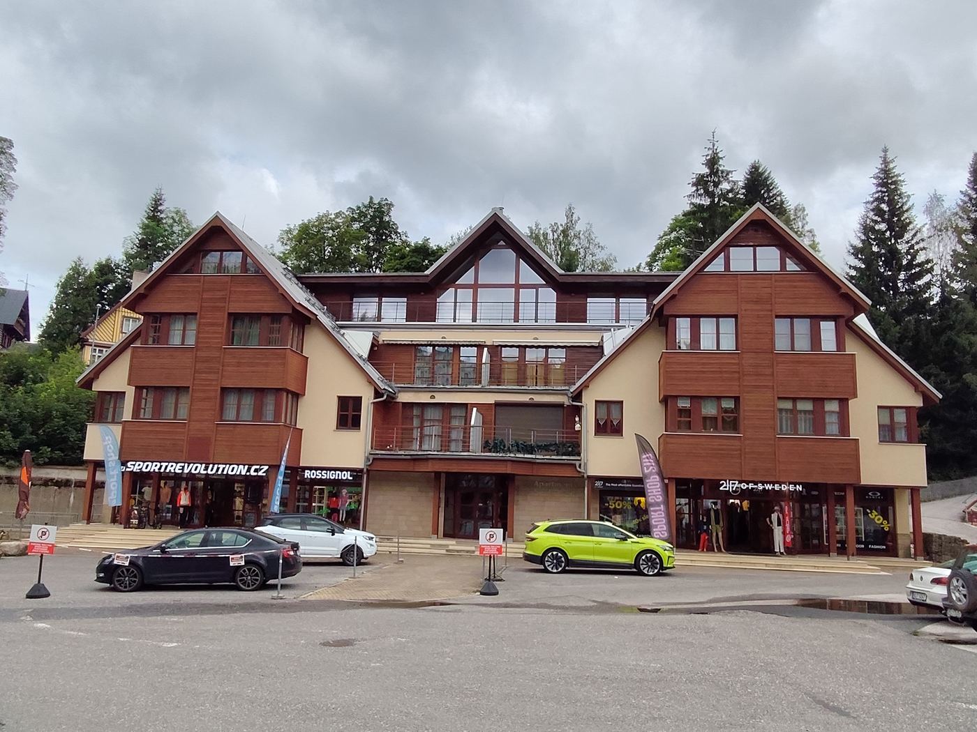 Budova Bedřichov 19 s oboma vstupmi predajne