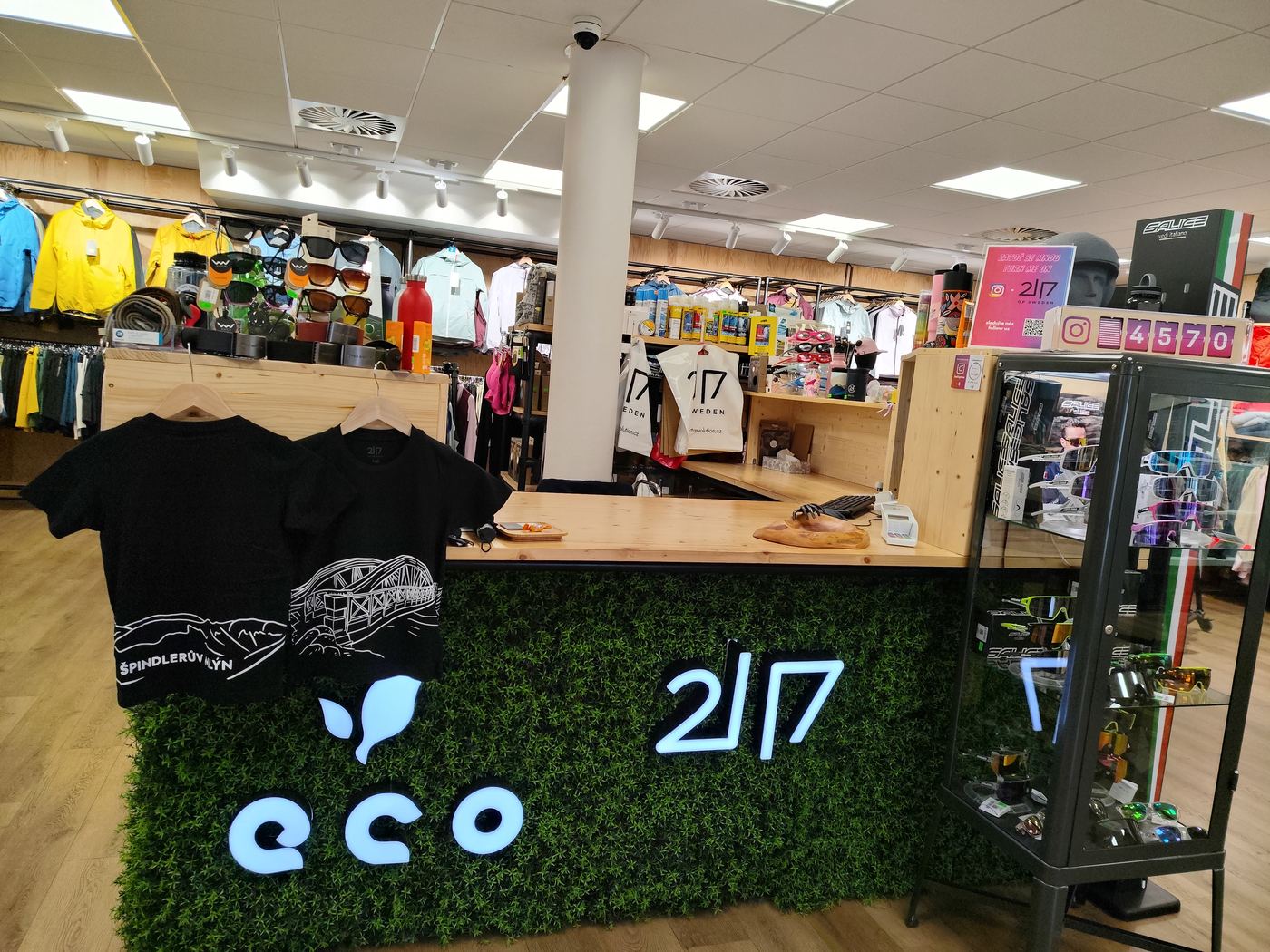 Pokladničný pult s označením eco a 2117, suvenírové tričká Špindlerův Mlýn