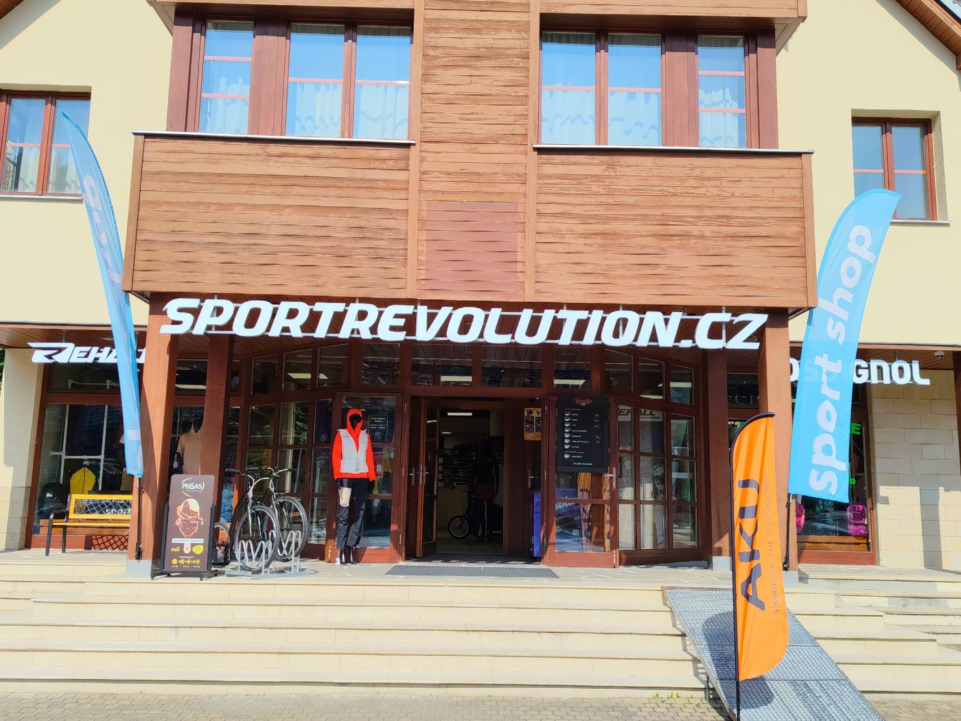 Vstup do predajne Sportrevolution.cz v Špindlerovom Mlýne