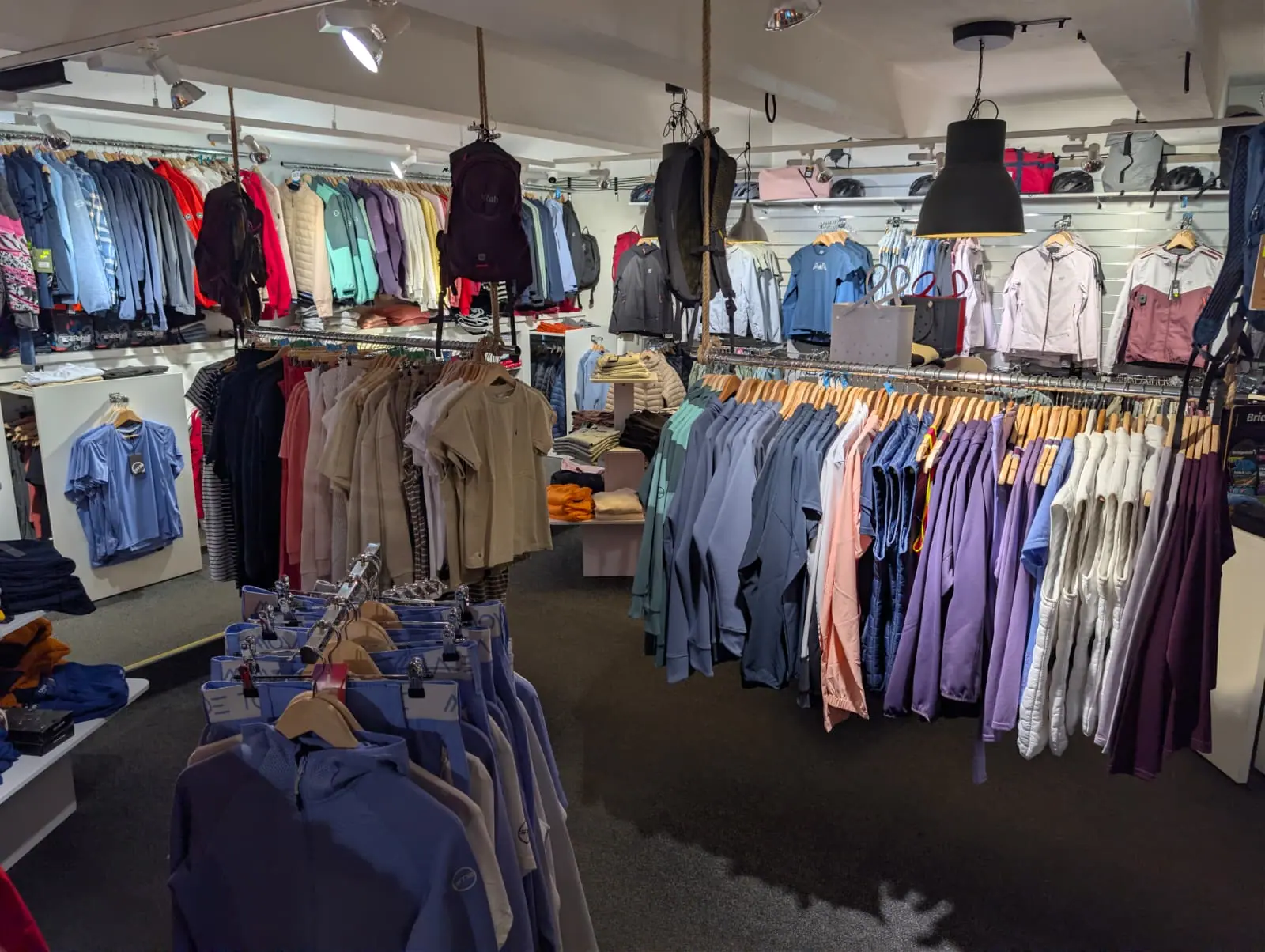 Sortiment oblečenia v predajni Štrbské Pleso Centrum