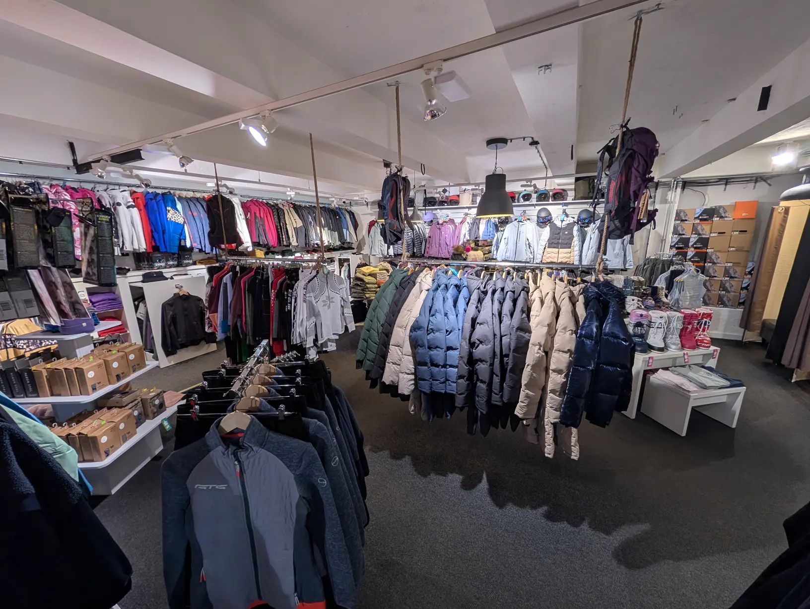 Sortiment doplnkov v predajni Štrbské Pleso Centrum