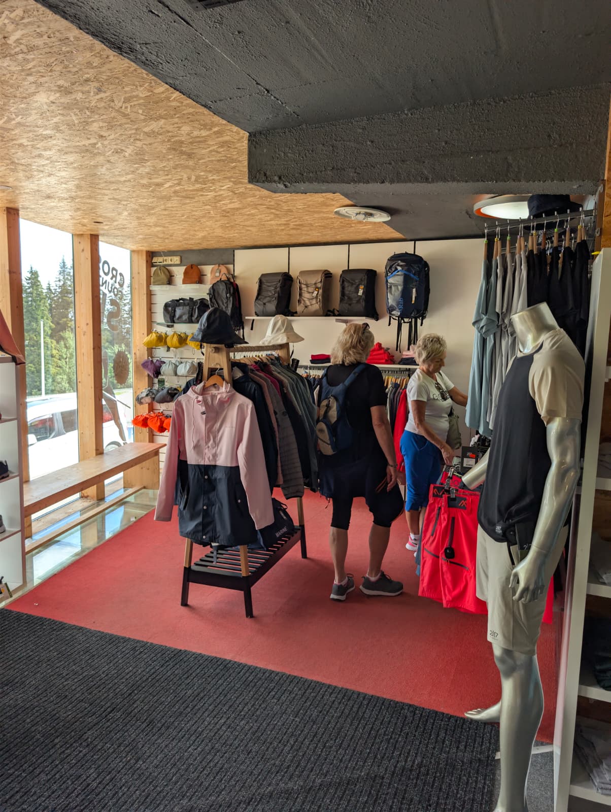 Interiér prodejny Ski Shop Rental na Štrbském Plese