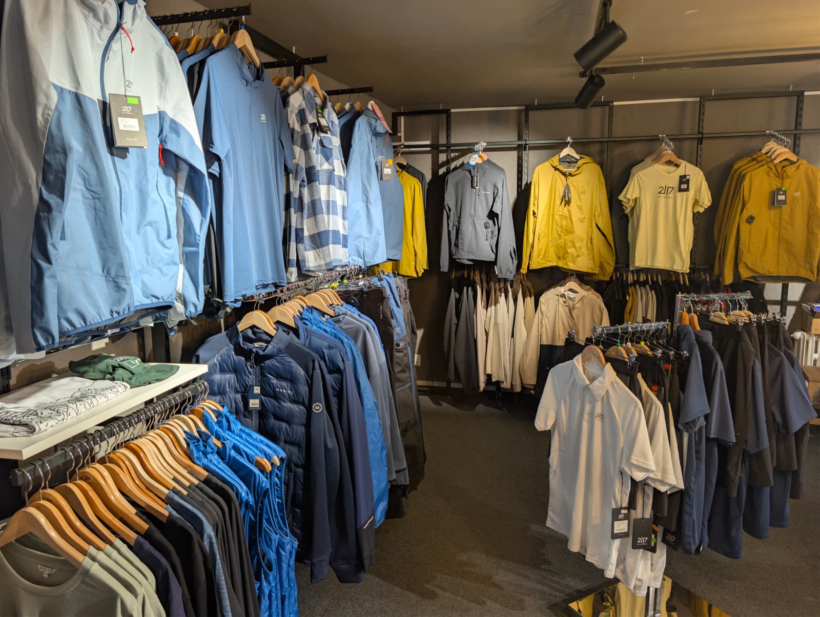 Sortiment oblečení v prodejně Ski Shop Rental