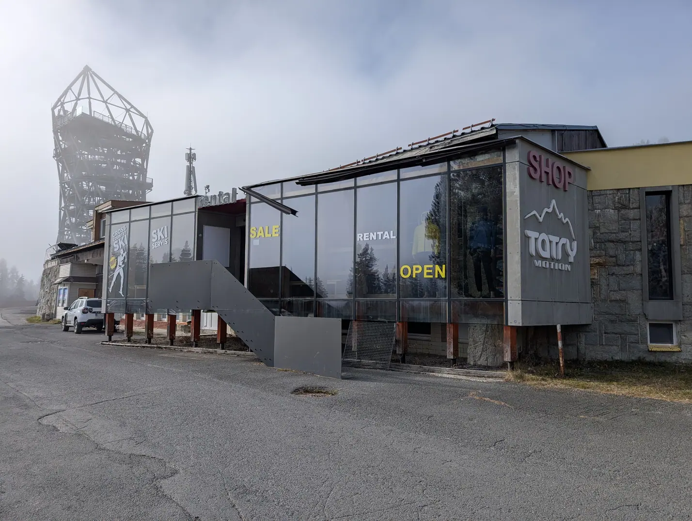 Vchod do prodejny Ski Shop Rental na Štrbském Plese