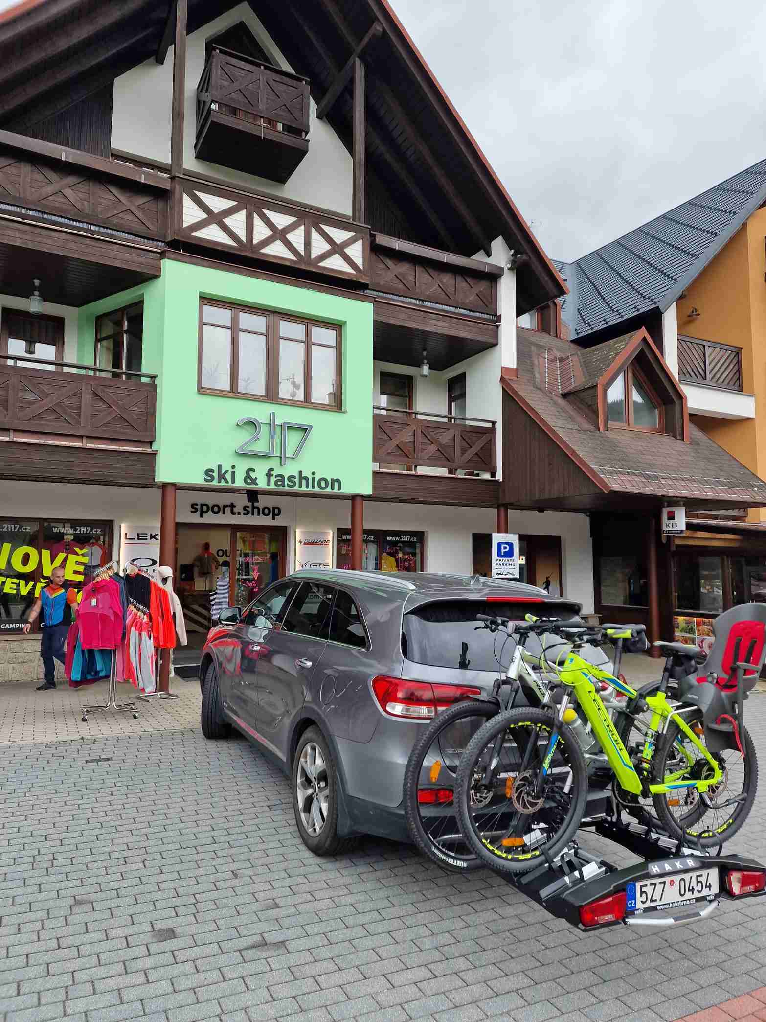 Parkovisko pred predajňou Harrachov