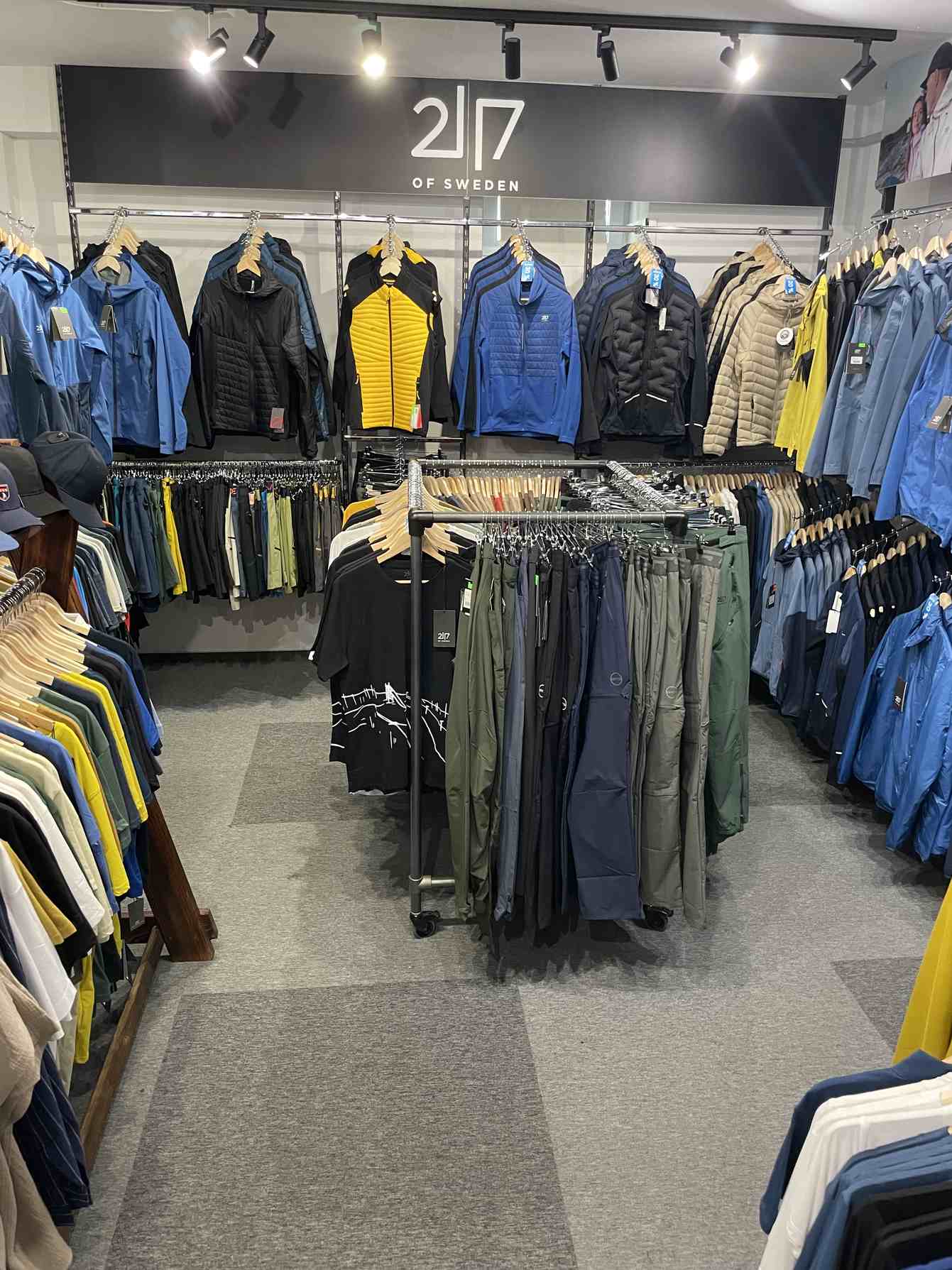 Regál s oblečením v predajni Harrachov