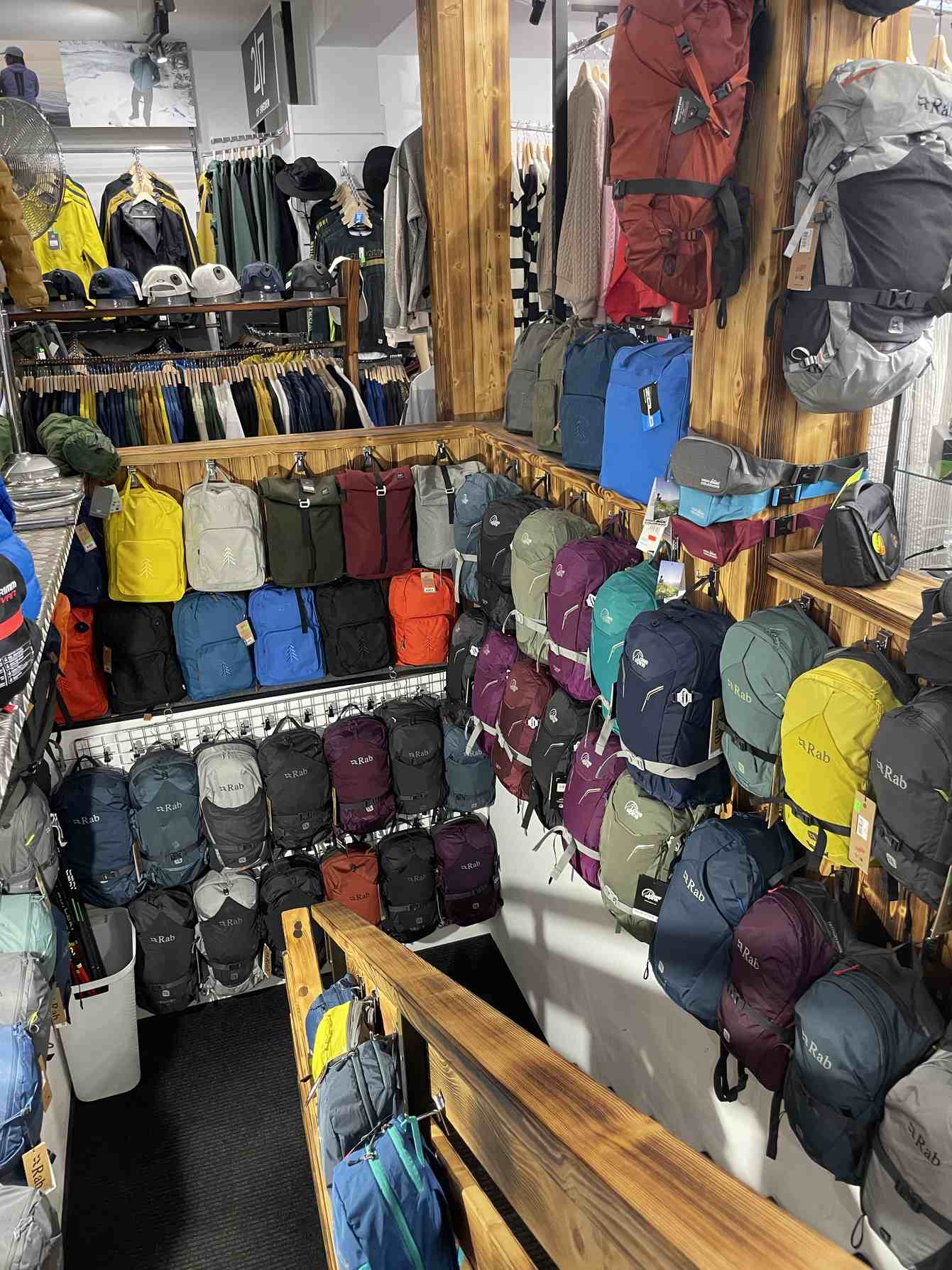 Vstup do outletu v suteréne predajne Harrachov